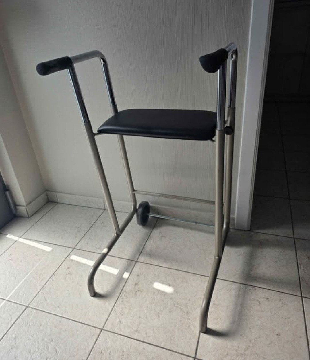 Rollator Vermeiren 250 looptribune met 2 wielen*

Bekend en, Divers, Déambulateurs, Enlèvement