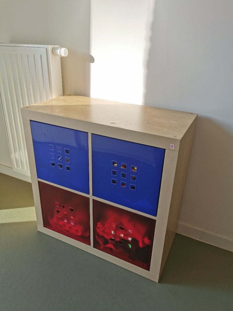 IKEA KALLAX Vakkenkast met LEKMAN vakken rood + blauw, Ophalen, Gebruikt, 50 tot 100 cm, Minder dan 100 cm