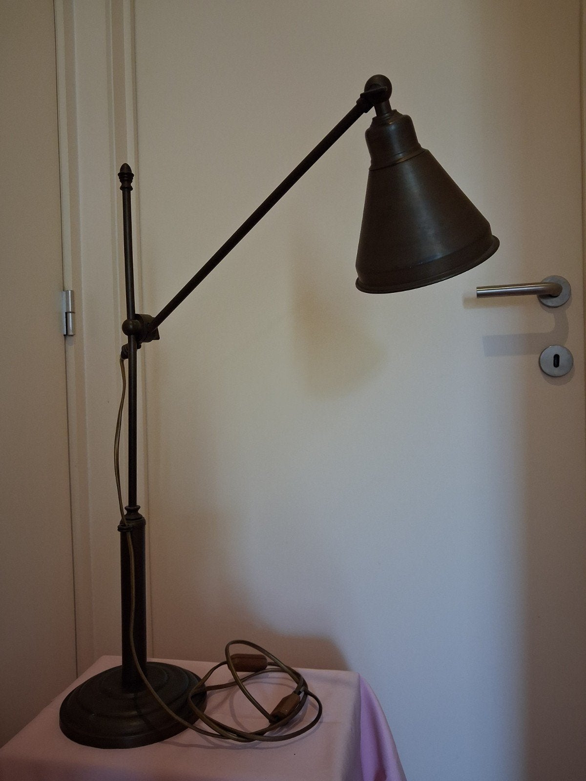 ANTIEKE KOPEREN BUREAU LAMP MET INDUSTRIËLE LOOK., Antiek en Kunst, Ophalen