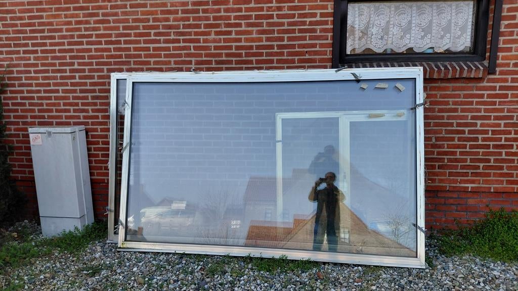 Twee grote vaste ramen en één klein, dubbelglas raam dat geo, Ophalen