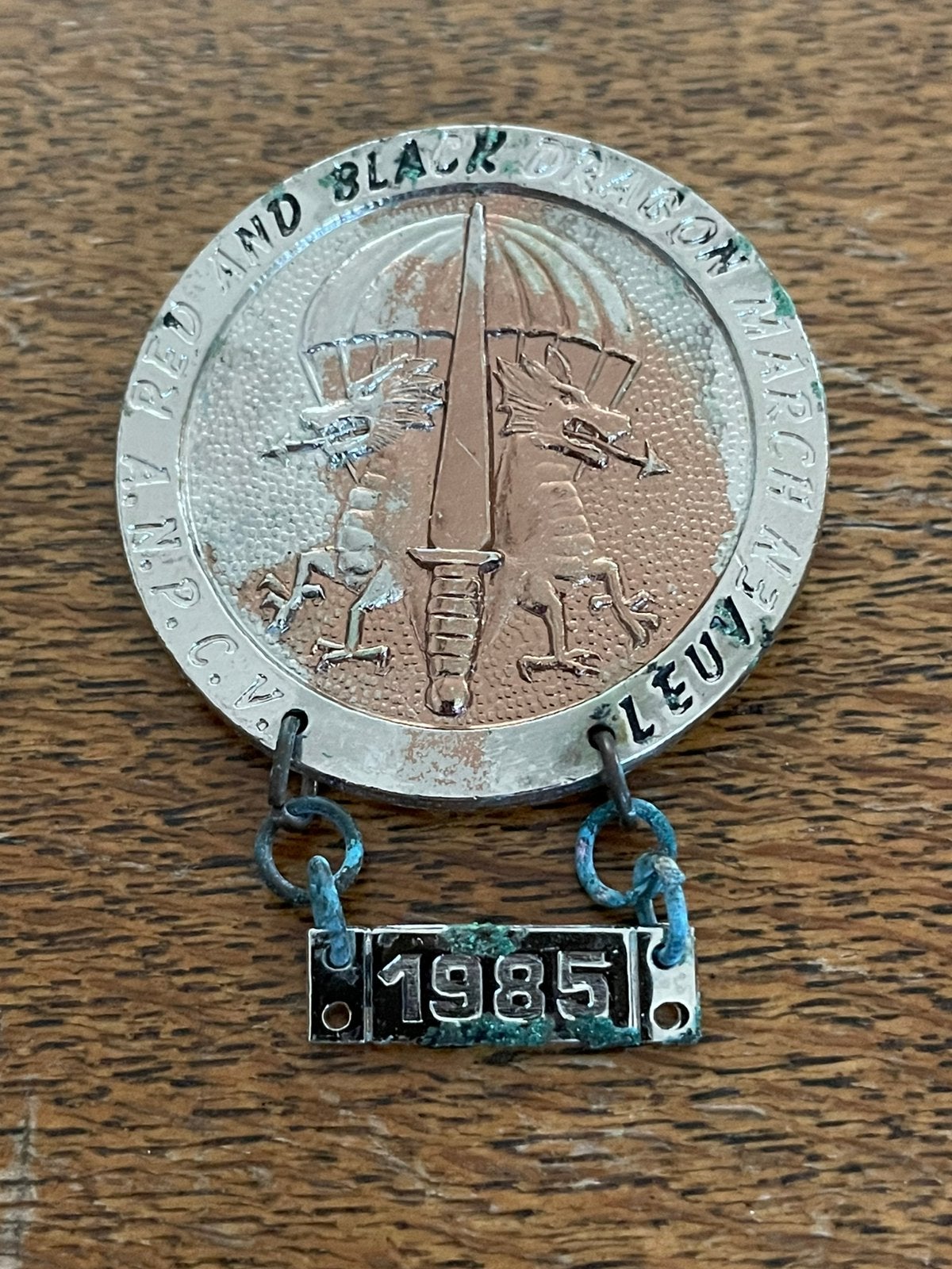 Épinglette de poitrine dragon rouge/noir mars 1985 ANPCV, Collections, Objets militaires | Général, Envoi, Armée de terre, Emblème ou Badge