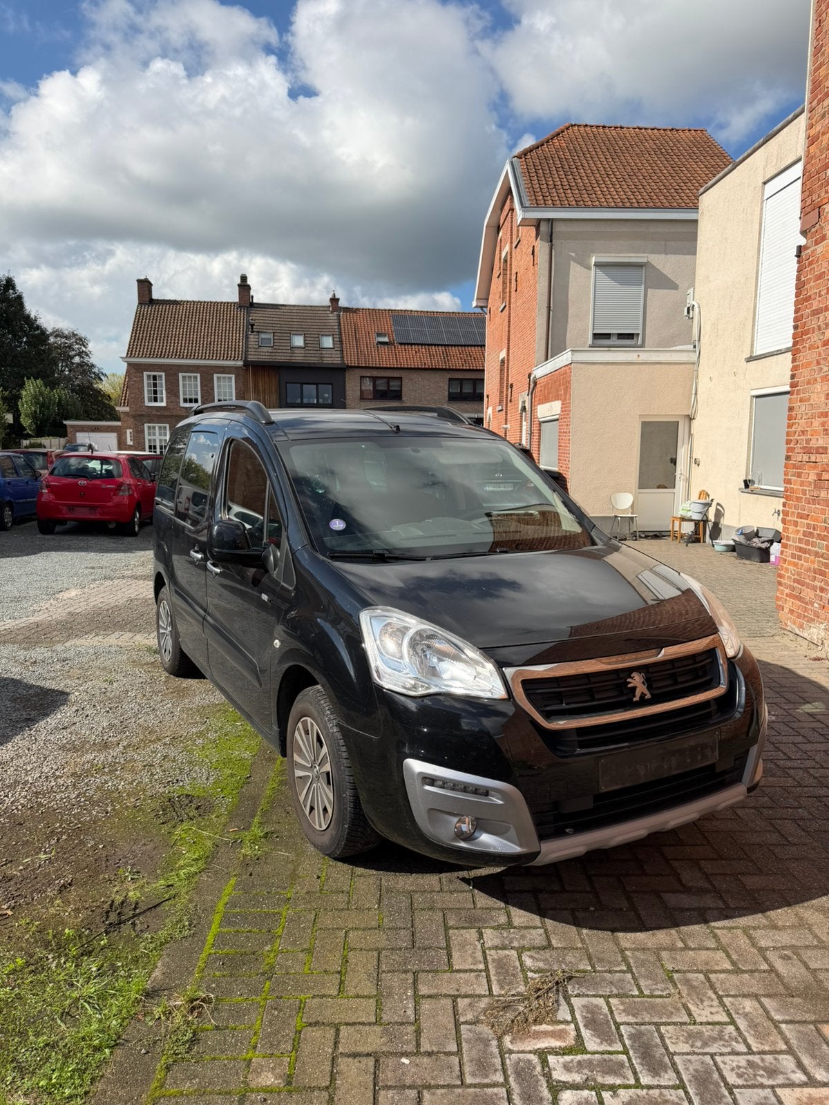 Peugeot Partner 2017 5 zitplaatsen benzine Garantie!, Auto's, Voorwielaandrijving, 1199 cc, Zwart, Bedrijf