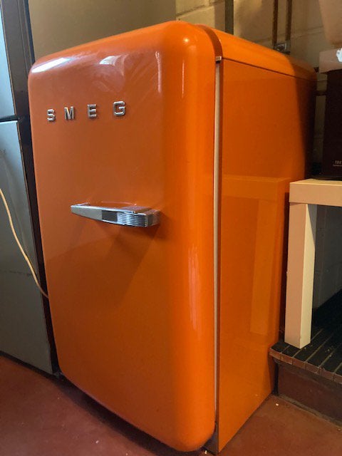 Smeg koelkast 96cm oranje links draaiend, Gebruikt, 60 cm of meer, 100 tot 150 liter, Energieklasse A of zuiniger