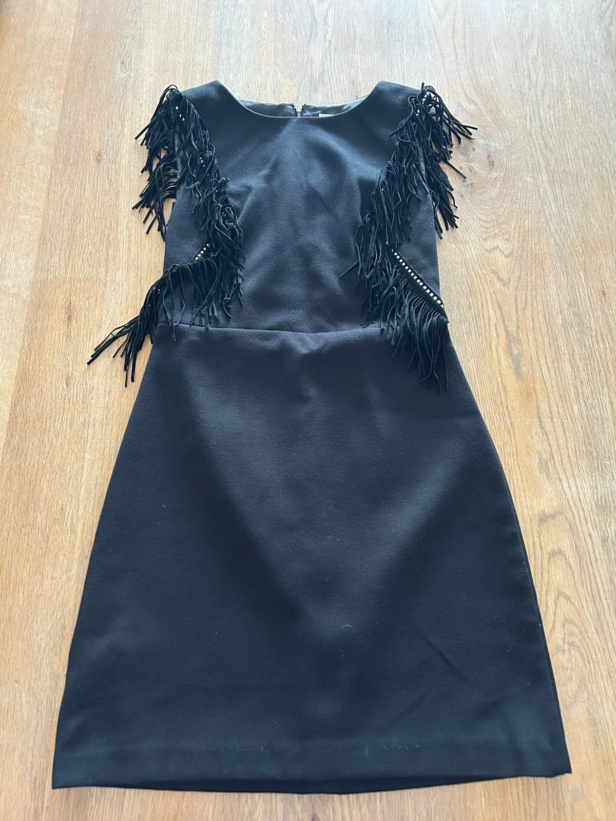 Zwarte jurk franjes Mango maat XS, Kleding | Dames, Zwart, Ophalen of Verzenden, Zo goed als nieuw, Maat 34 (XS) of kleiner