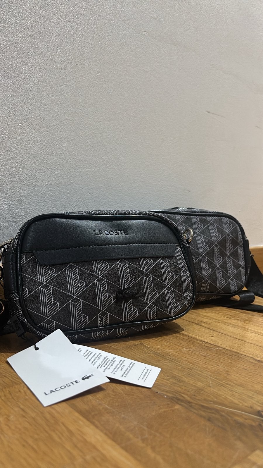 LACOSTE SACOCHE BANDOUILIÈRE – NOIRE MONOGRAMME – NEUVE, Neuf, Autres marques, Cuir, Enlèvement ou Envoi