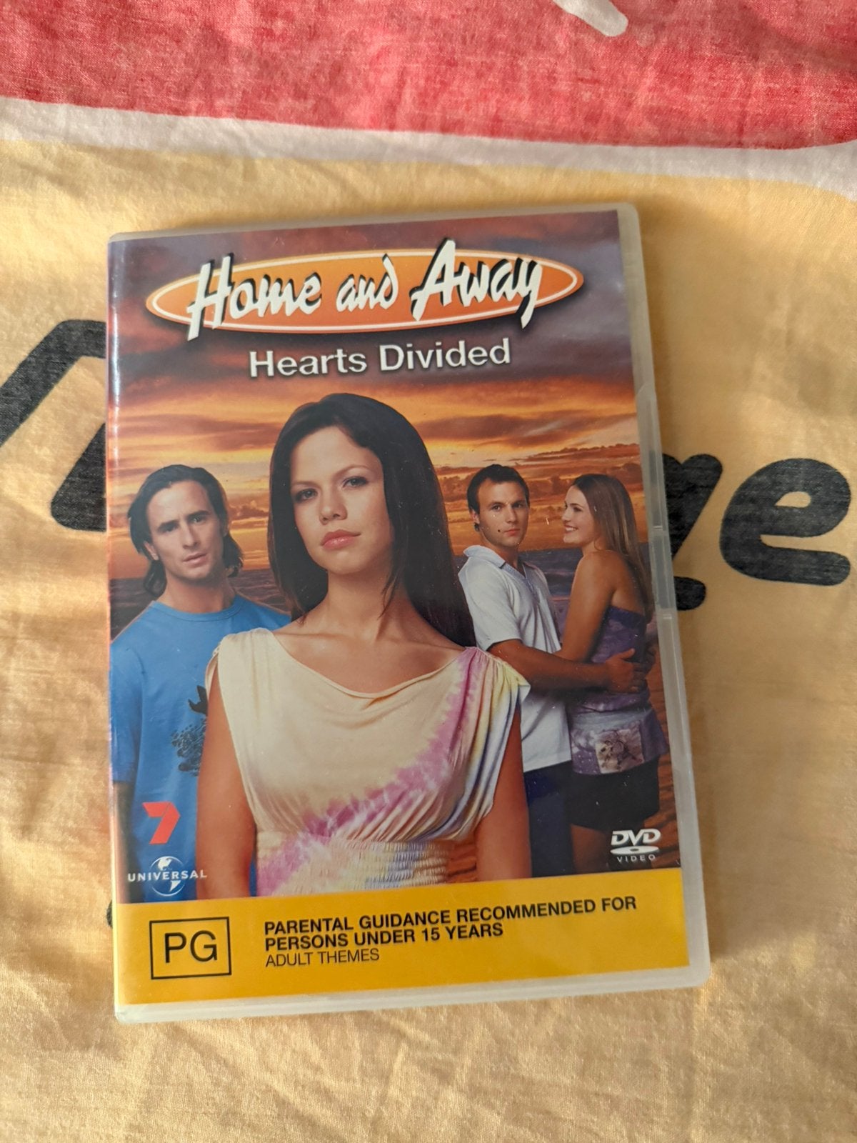 Dvd home and away hearts divided, Ophalen of Verzenden, Zo goed als nieuw
