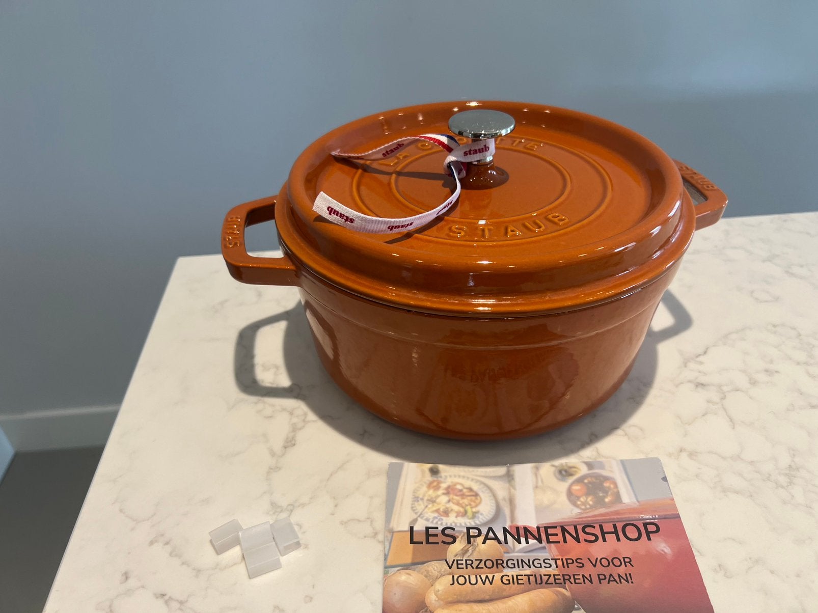 Staub La Cocotte 24 cm Kaneel, heel goede staat, Met handvatten, Ophalen of Verzenden, Zo goed als nieuw, Overige merken