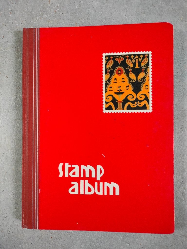 zeer groot rood postzegelalbum met 28 witte pagina's, Postzegels en Munten, Postzegels | Toebehoren, Ophalen of Verzenden, Verzamelalbum