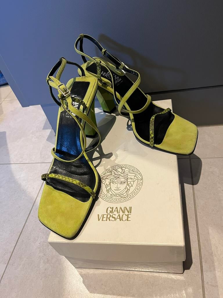 Sandalen Gianni Versace groen suède met originele doos, Kleding | Dames, Schoenen, Ophalen of Verzenden, Zo goed als nieuw, Groen