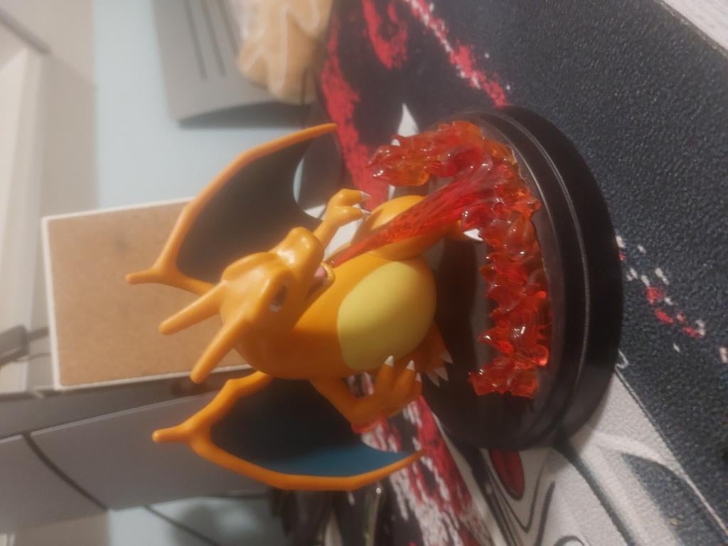 Beeldje charizard, Verzamelen, Ophalen, Zo goed als nieuw