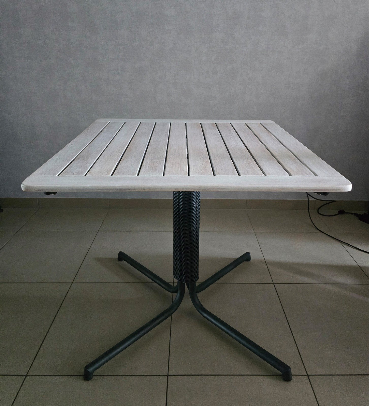 tuintafel( teak)met metalen onderstel en riet, Tuin en Terras, Ophalen, Zo goed als nieuw, Vierkant, Hout