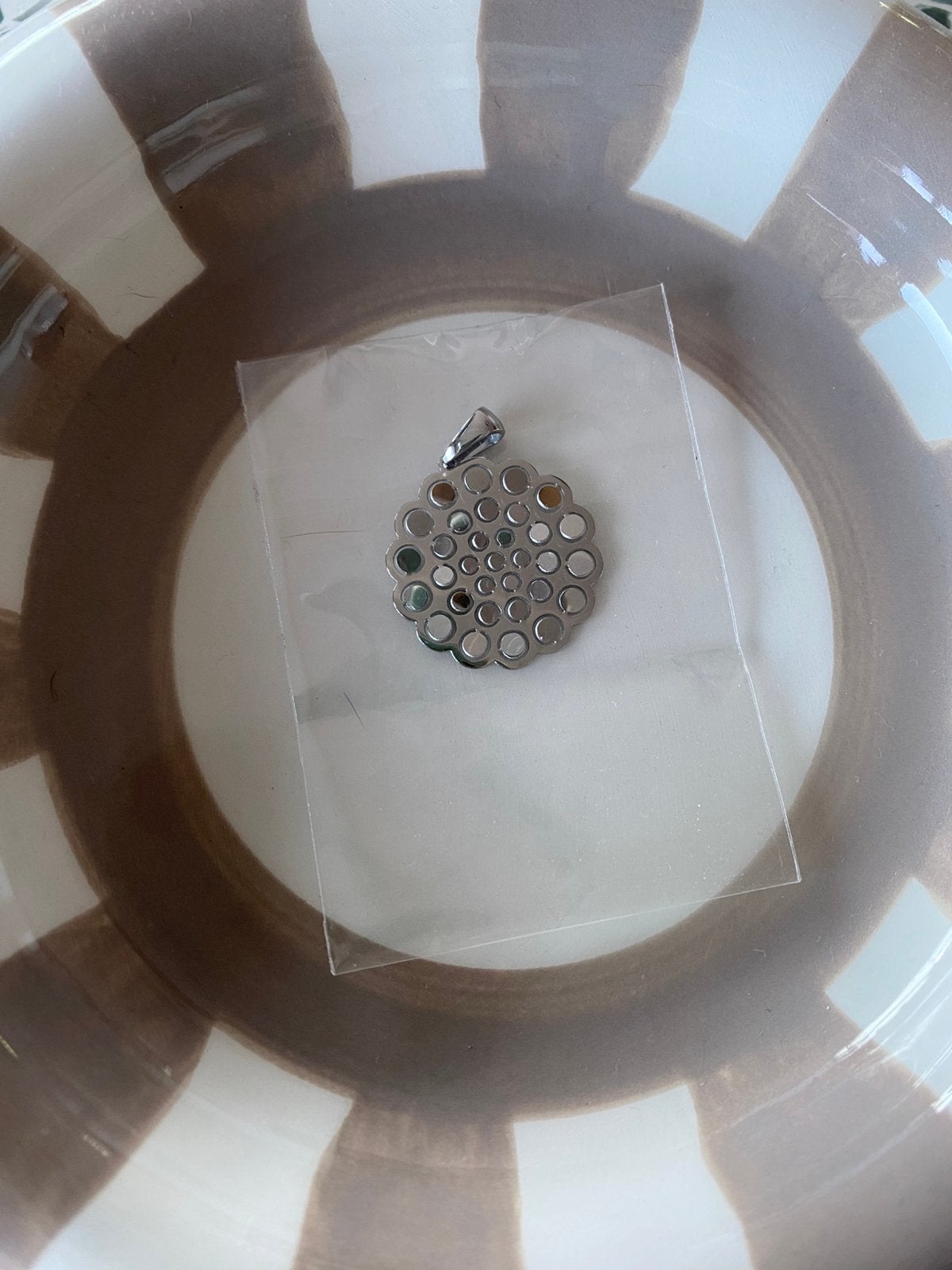 Pendentif Victoria, Neuf, Gris, Enlèvement ou Envoi, Autres représentations
