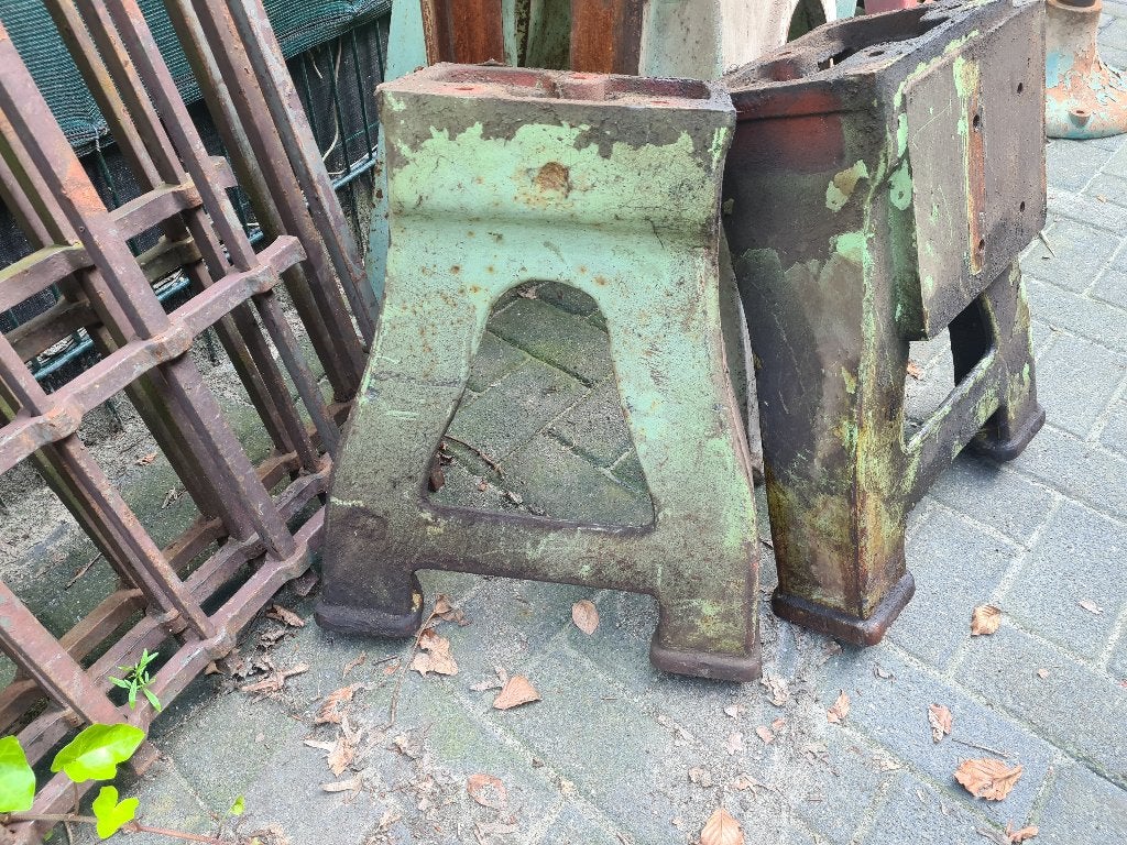 Oude industriële gietijzeren machine poten, Ophalen
