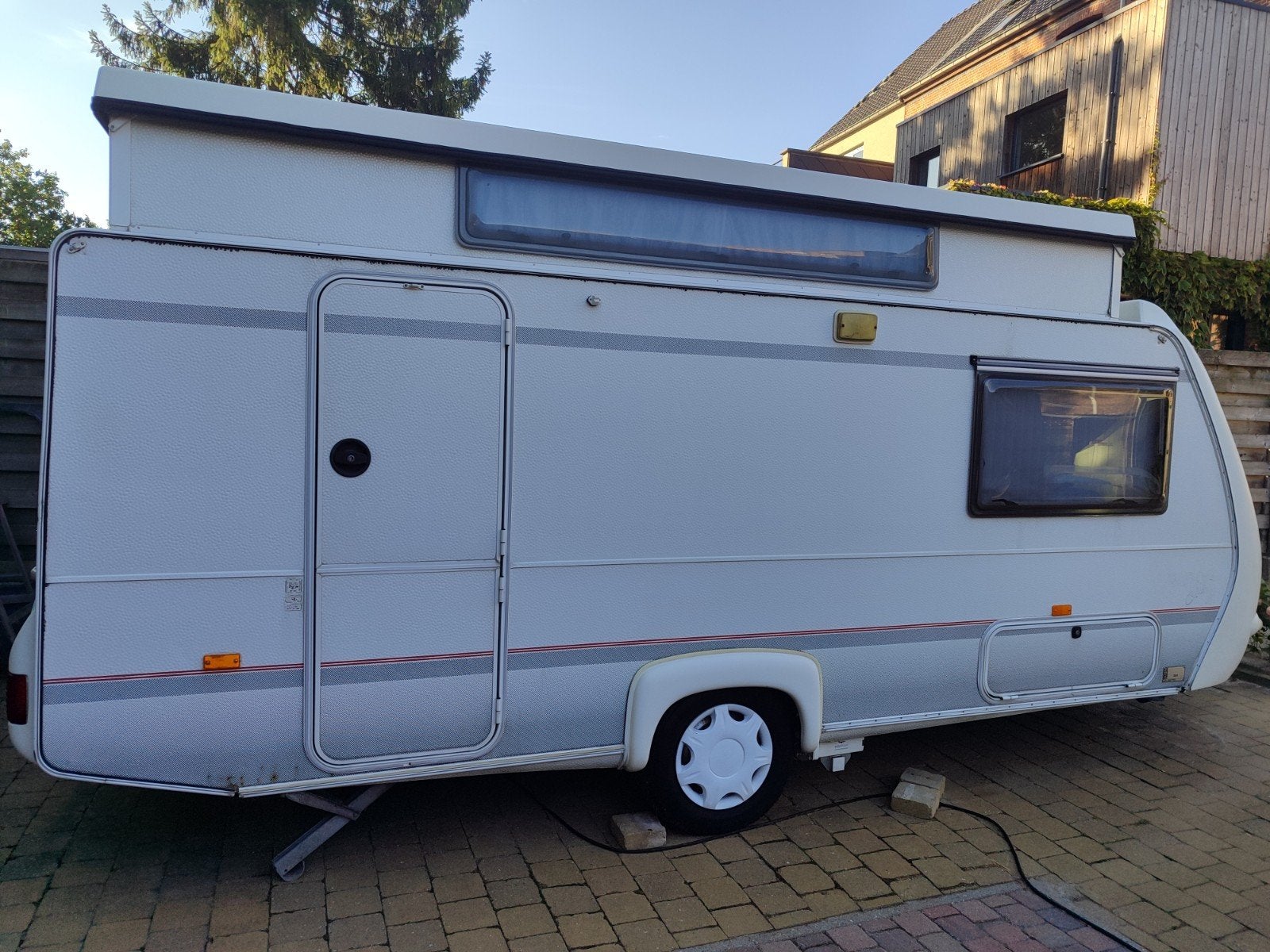 caravan Rapido, 5 à 6 mètres, Lit transversal, Jusqu'à 3, Petit siège