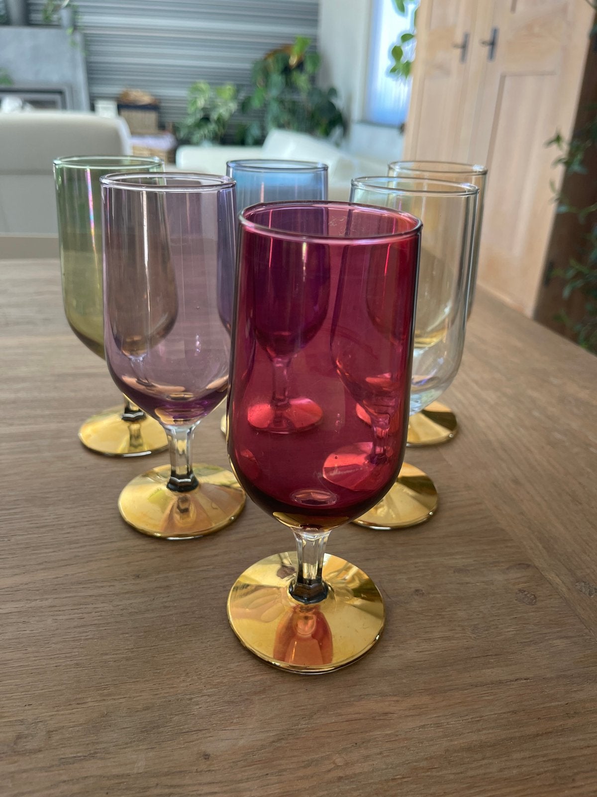 Prachtige set van 6 vintage gekleurde glazen met gouden voet, Ophalen, Zo goed als nieuw