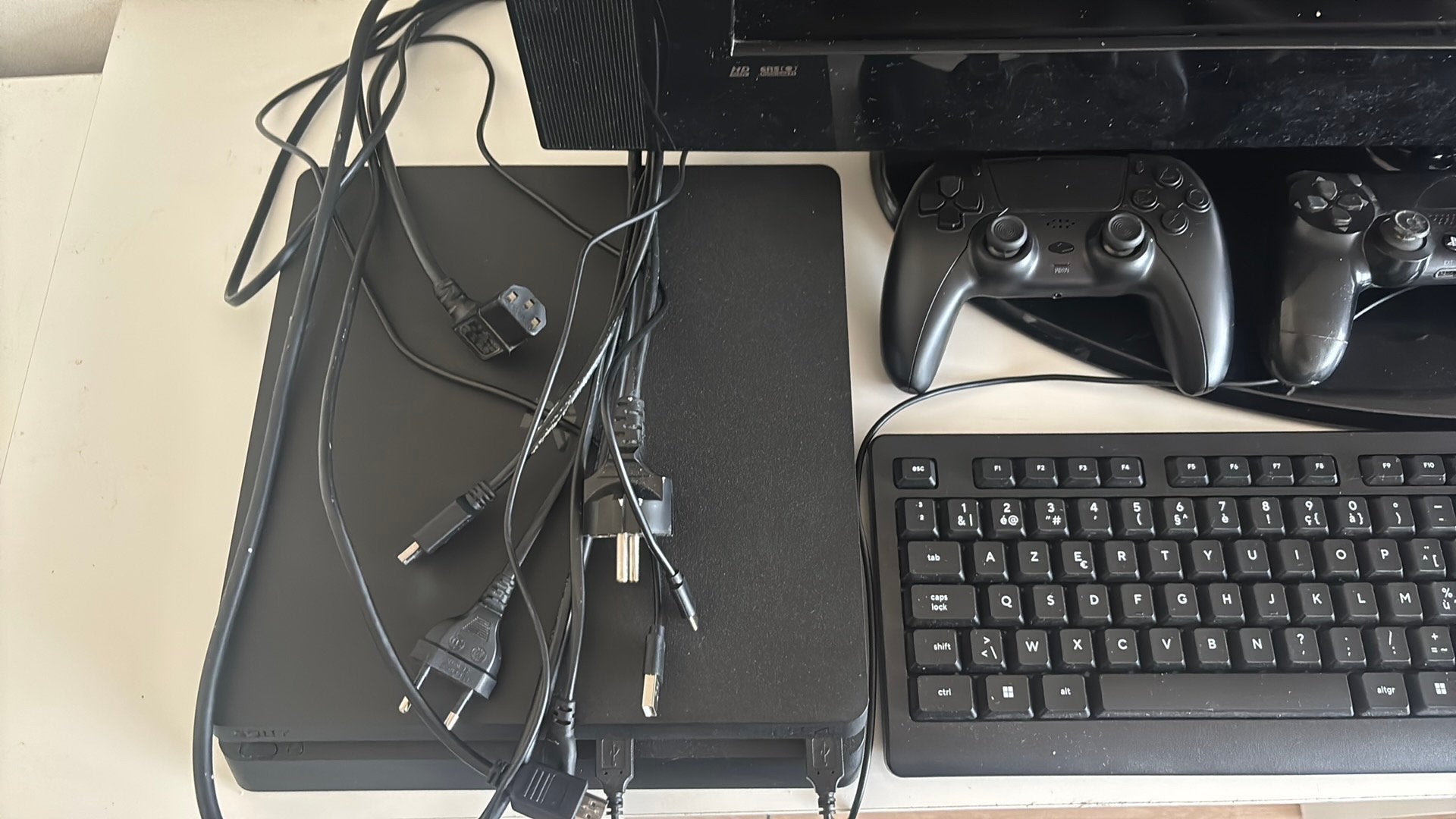 Ps4+5 games+samsung tv+ keyboard mouse+3 controlers, Ophalen, Zo goed als nieuw