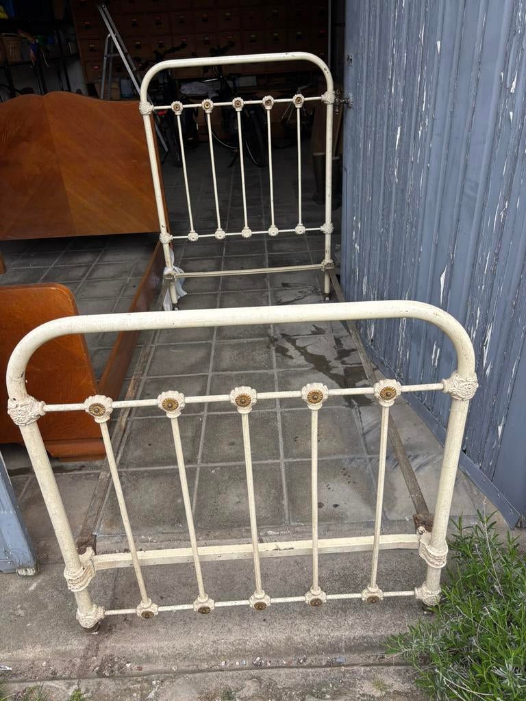 Antieke bedden. 2 houten en 1 ijzeren bed, Antiek en Kunst, Ophalen