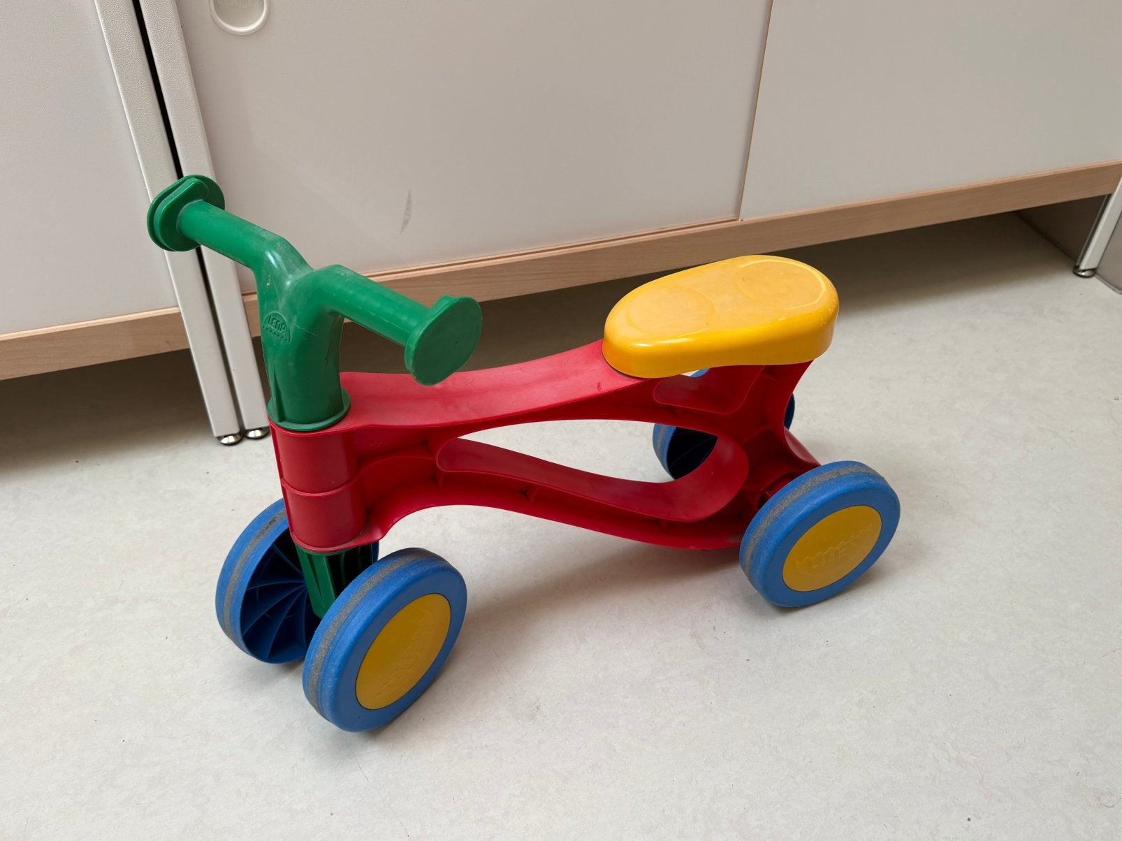 Lena My first scooter rood/blauw/geel, Enfants & Bébés, Jouets | Extérieur | Véhicules & Draisiennes, Enlèvement, Utilisé, Véhicule de marche