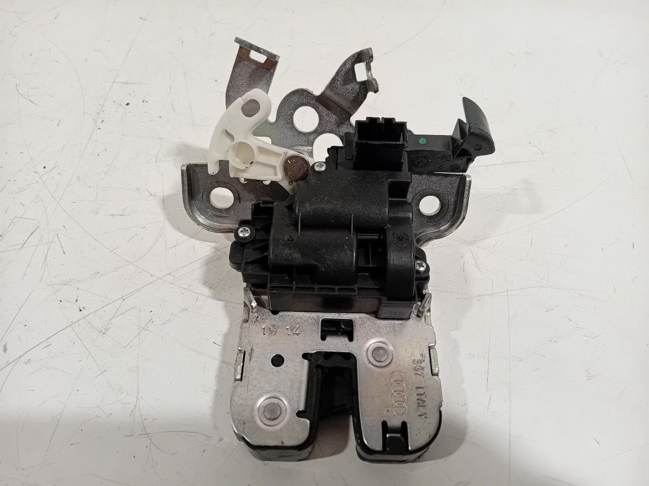 Slot mechaniek kofferdeksel achterklep elektrisch Audi A3, Onderdelen@venauto.nl, Van der Ven Autorecycling B.V., Ettenseweg 76, 4706 PB Roosendaal, The Netherlands