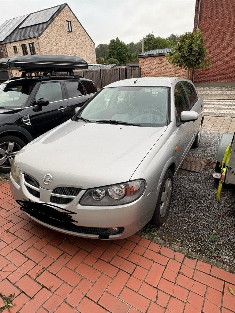 Nissan Almera hatchback, Autos, Nissan, Almera, Argent ou Gris, Boîte manuelle, 5 portes
