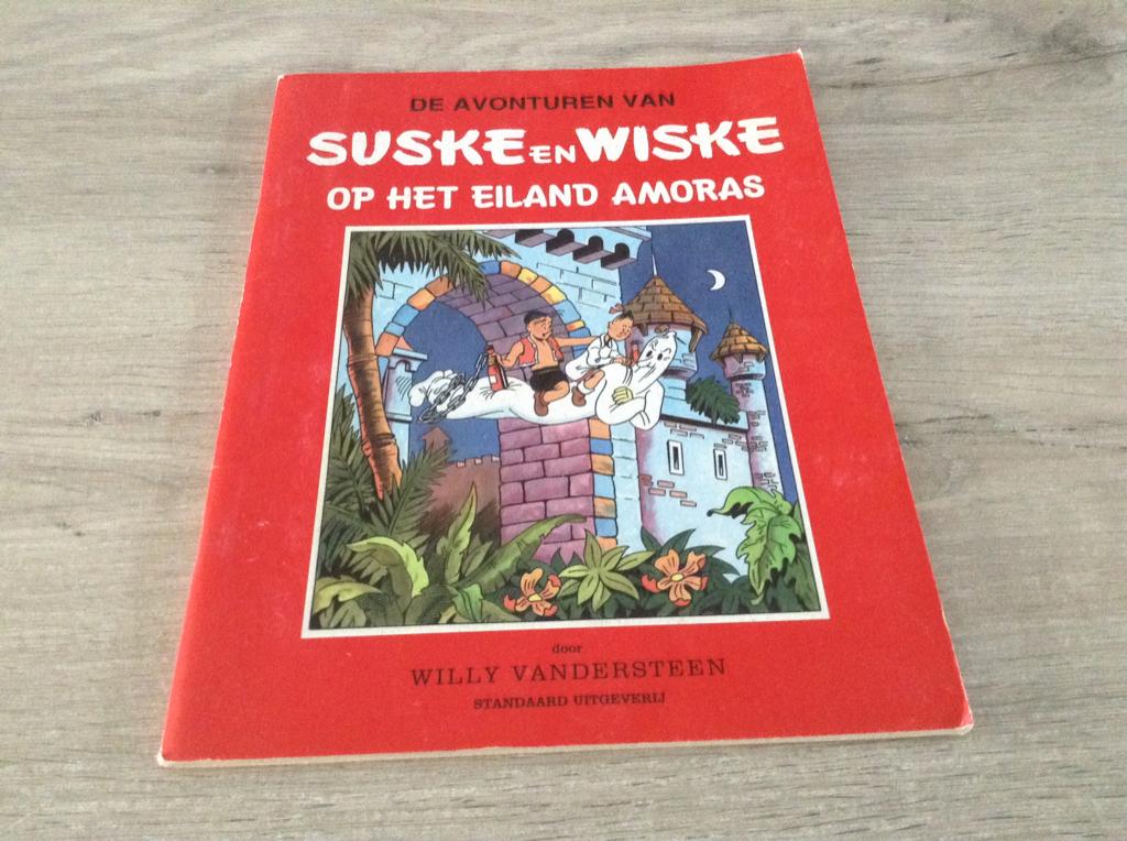 Suske en Wiske strip: Op het eiland Amoras (2013), Boeken, Stripverhalen, Gelezen, Willy Vandersteen, Eén stripboek, Ophalen of Verzenden