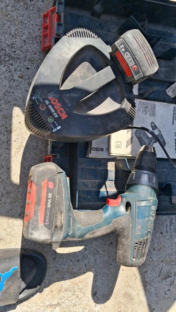 Visseuse Bosch pour pièces 2 batteries chargeur fonctionne, Enlèvement, Utilisé