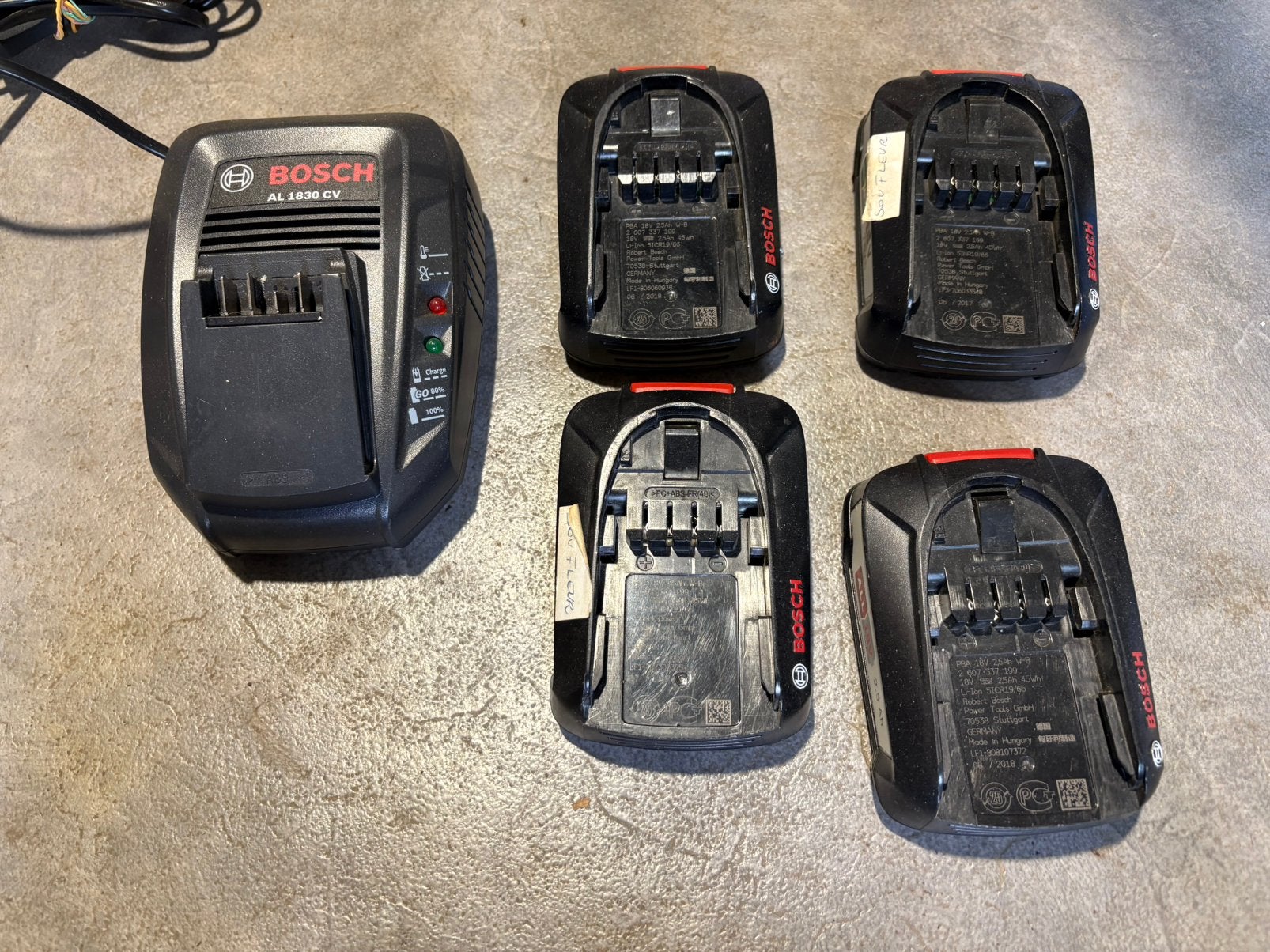 Set van 4 18 V BOSCH-BATTERIJEN + AL 1830-OPLADER, Ophalen of Verzenden, Gebruikt