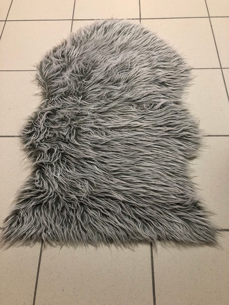 Imitatie schapenvel tapijtje., Huis en Inrichting, Stoffering | Tapijten en Vloerkleden, Zwart, 50 tot 100 cm, Zo goed als nieuw