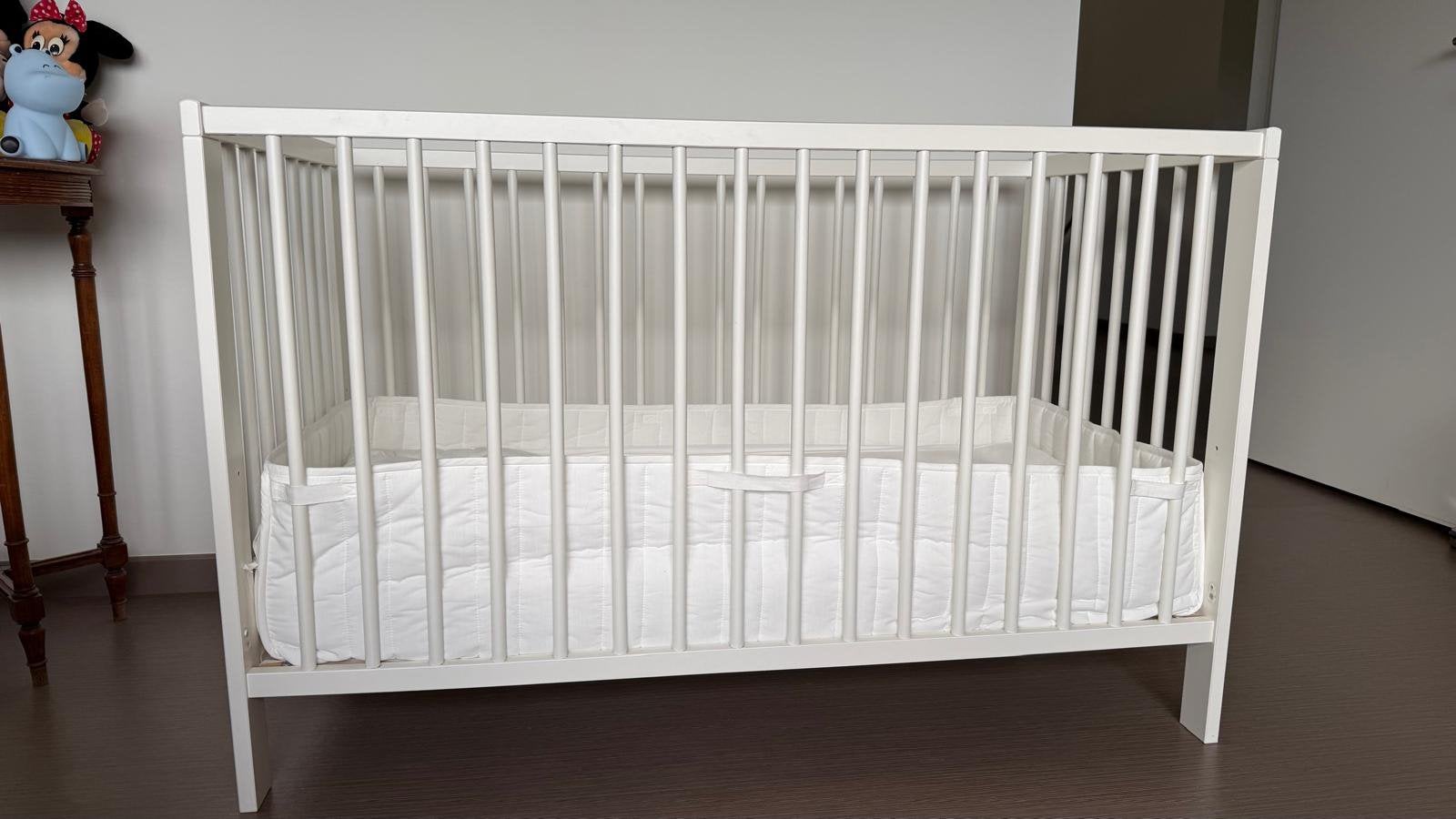 Wit babybedje (incl matras en kantbeschermer), Enlèvement, Comme neuf