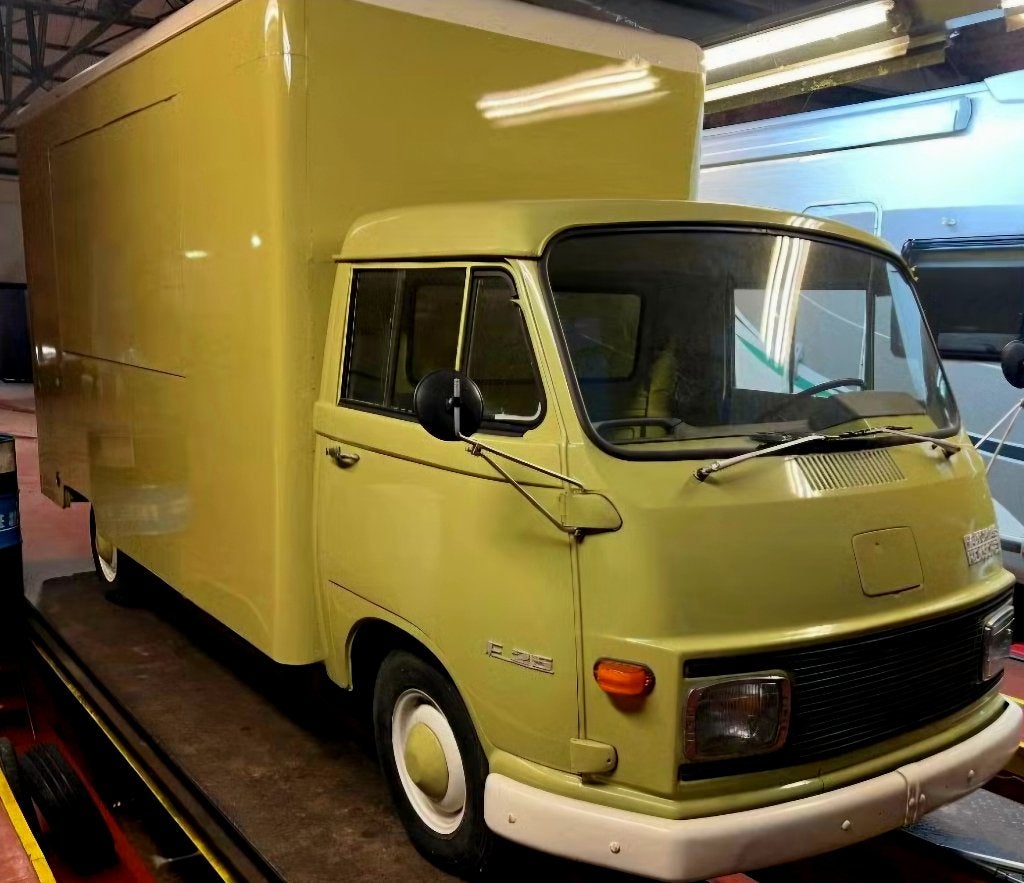 FOODTRUCK - TE HUUR - HANOMAG HENSCHEL 1967, Zakelijke goederen, Stock en Retail | Verkoopwagens, Ophalen of Verzenden