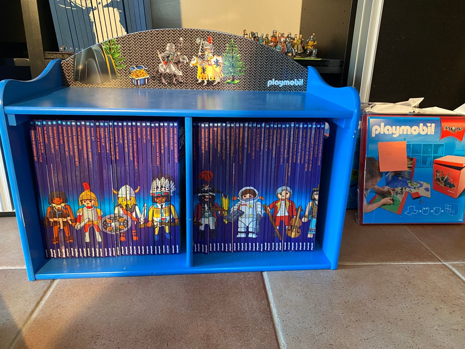 Collection 63 livres Playmobil + étagère + 2 boites de jeu, Kinderen en Baby's, Ophalen, Complete set, Overige typen, Zo goed als nieuw