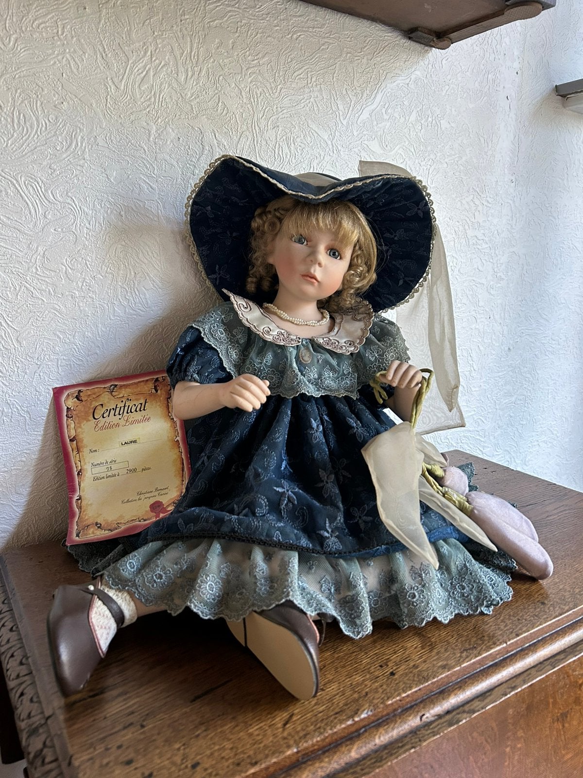 Porseleinen pop 36cm + certificaat ‘Les Poupées Carine’, Collections, Poupées, Comme neuf, Poupée, Enlèvement