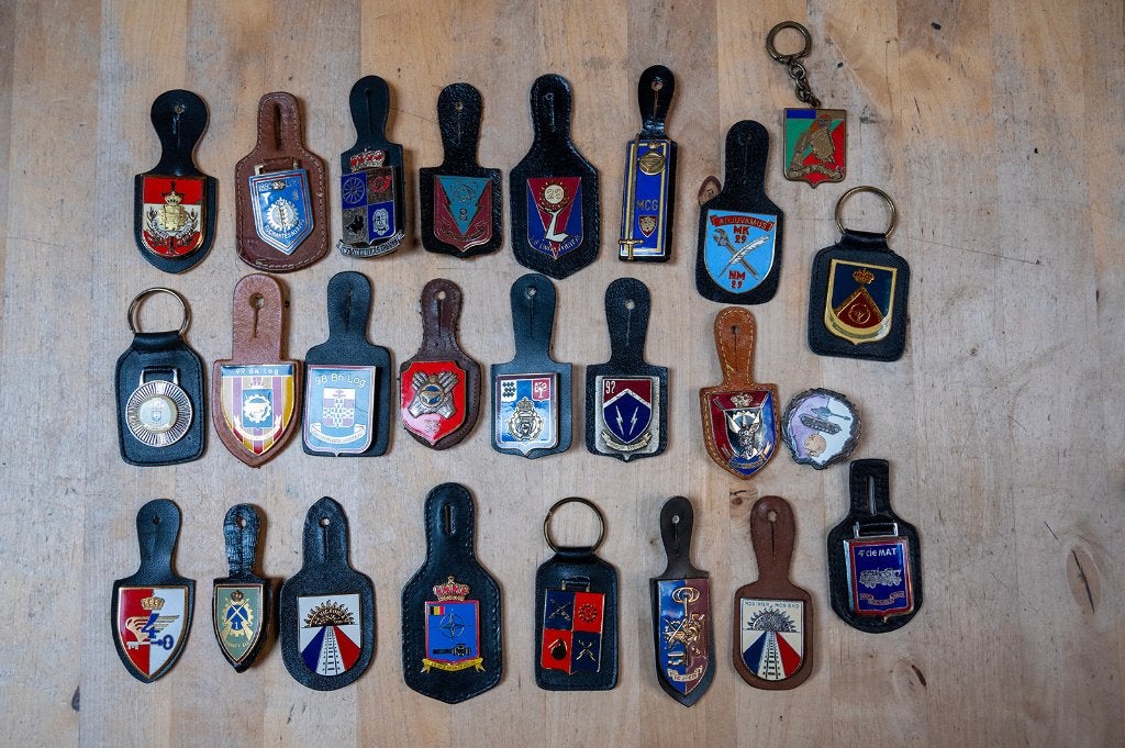 Lot de 25 breloques armée belge, Collections, Envoi, Armée de terre, Emblème ou Badge