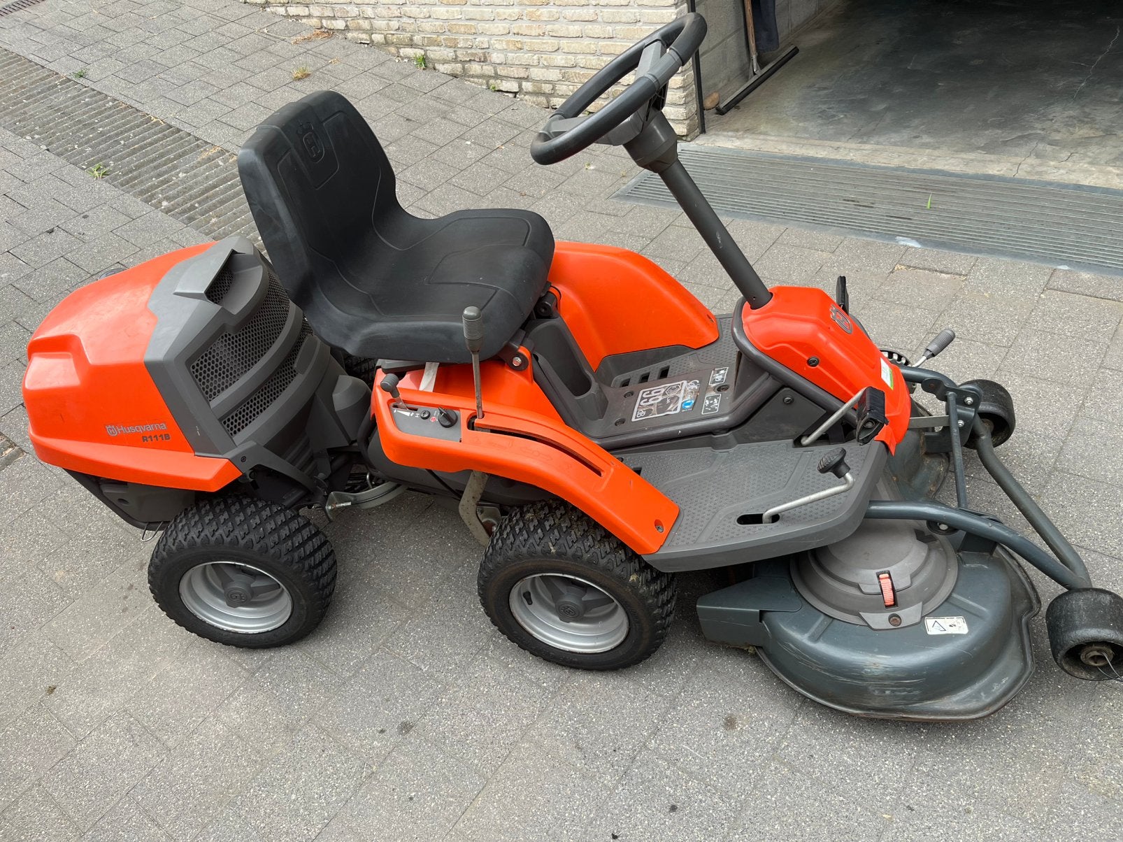 Husqvarna frontmaaier in goede staat is volledig nagezien., Tuin en Terras, Zitmaaiers, Ophalen, Zo goed als nieuw