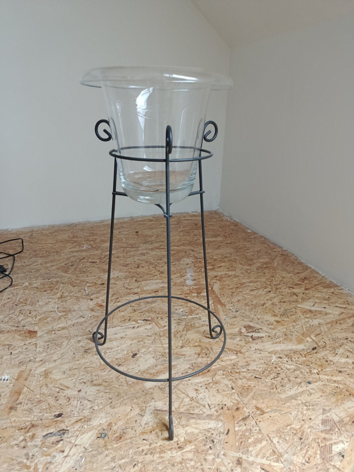 Glazen vaas op smeedijzeren standaard., Ophalen, Zo goed als nieuw, Glas