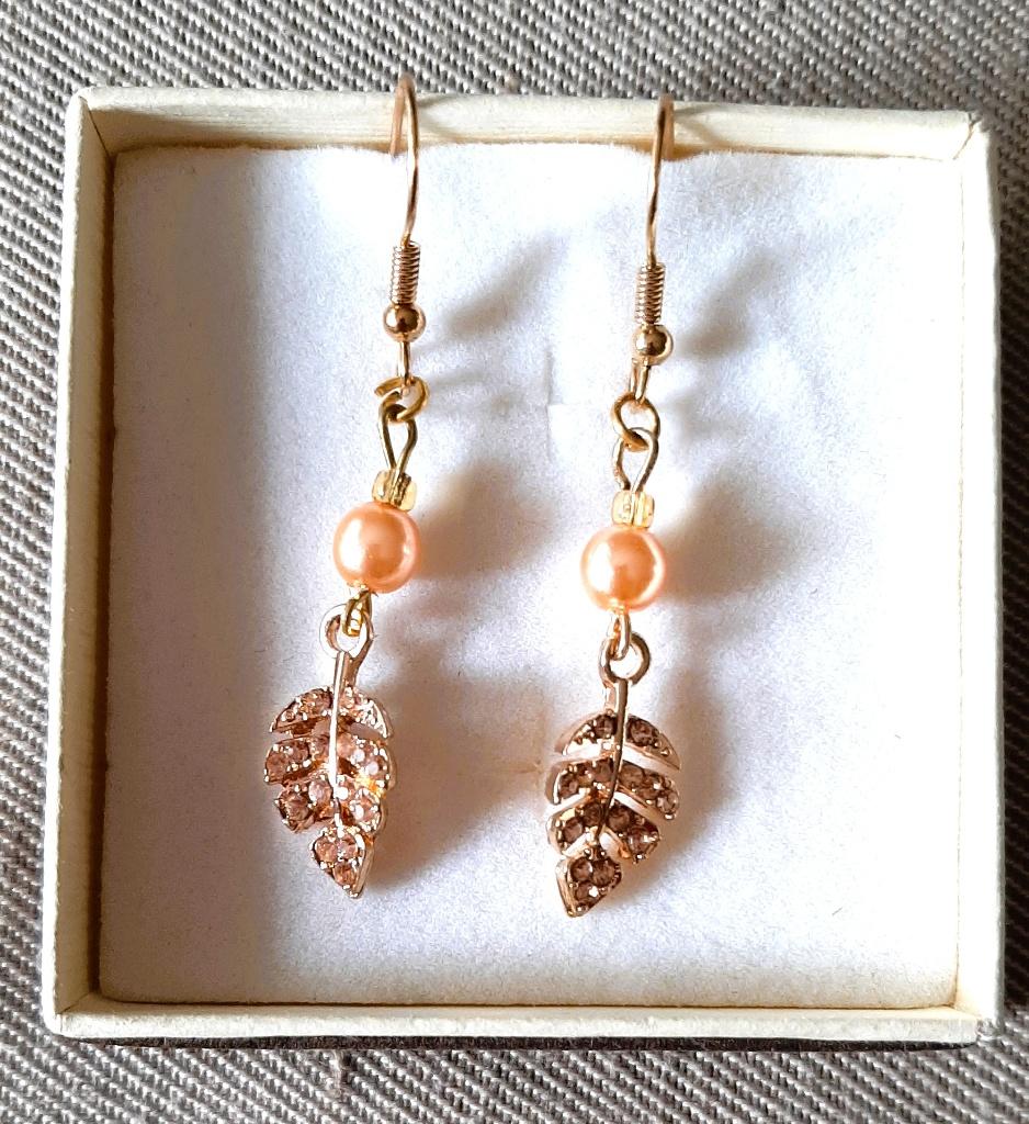 Te koop: Nieuw! Mooie goudkleurige oorbellen met strassen, Bijoux, Sacs & Beauté, Boucles d'oreilles, Neuf, Or, Enlèvement, Pendantes