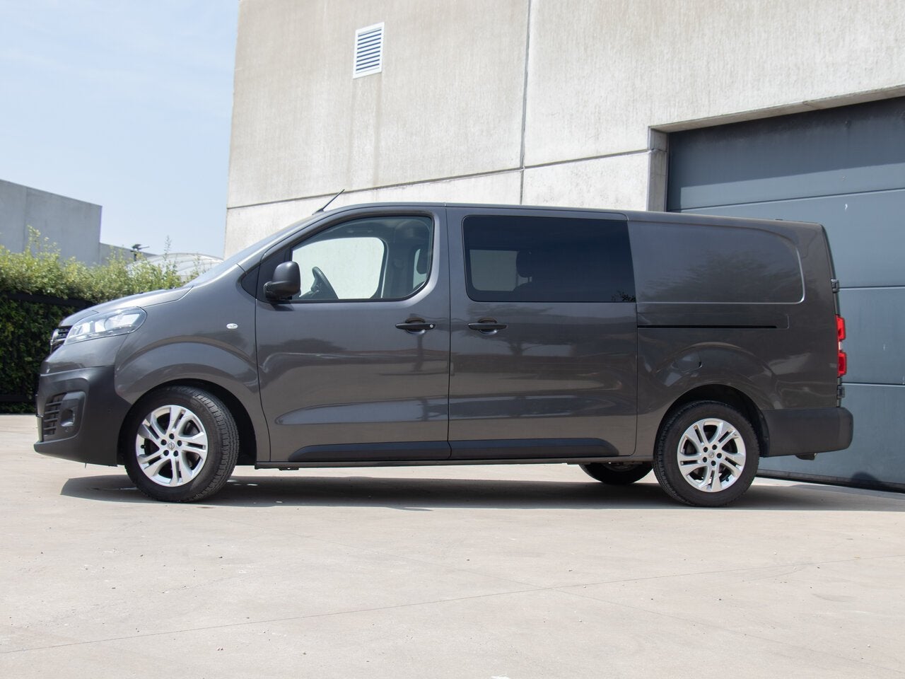 Opel Vivaro DC 5 ZIT 2.0 AUTOMAAT 122PK CAMERA|NAVI|TREKHAAK, Autos, Camionnettes & Utilitaires, Argent ou Gris, Achat, Euro 6