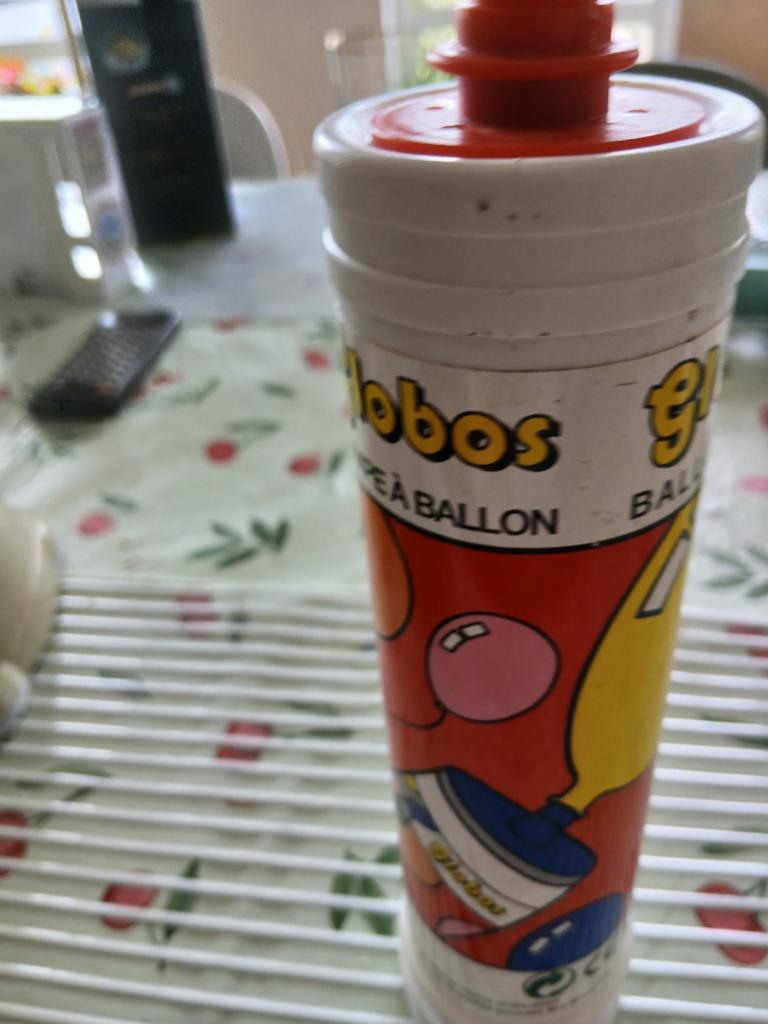 Een pomp met blallonen in ruilen tegen plantje of zak zaadje, Ophalen