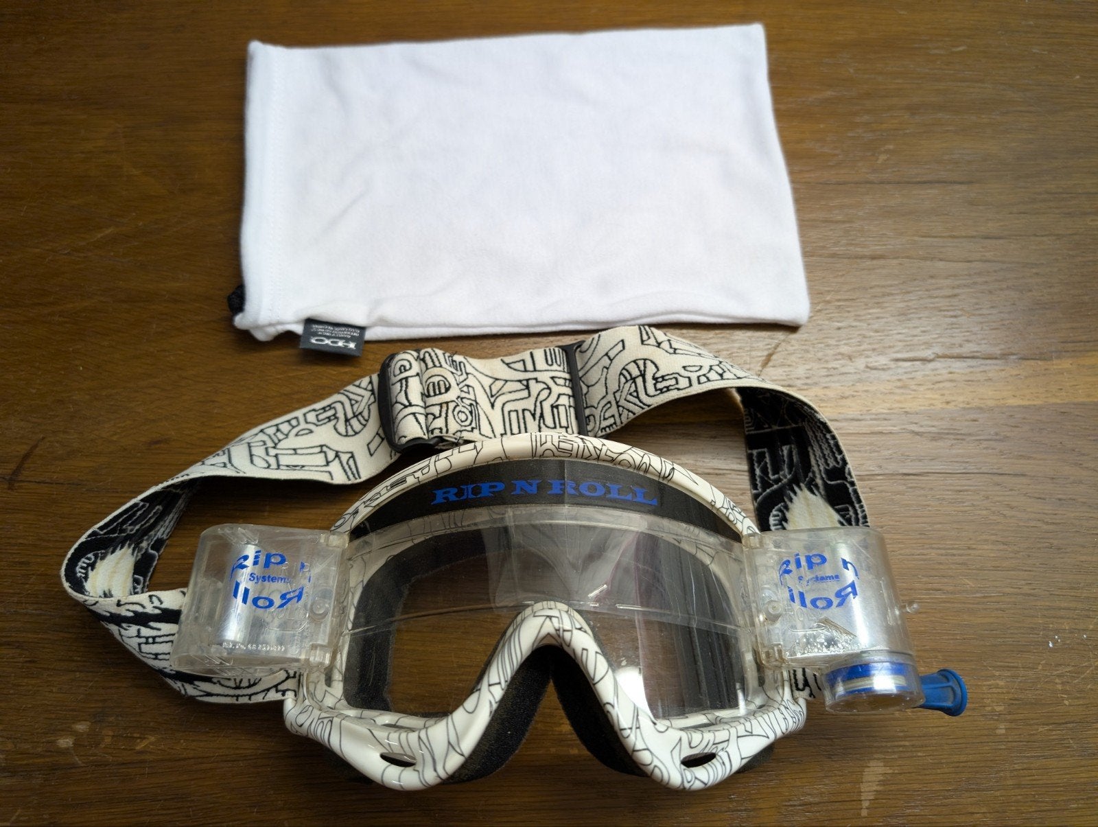 Wit met zwarte Oakley MX bril O model met Rip 'N Roll systee, Motoren, Overige typen, Ophalen of Verzenden, Oakley, Dames