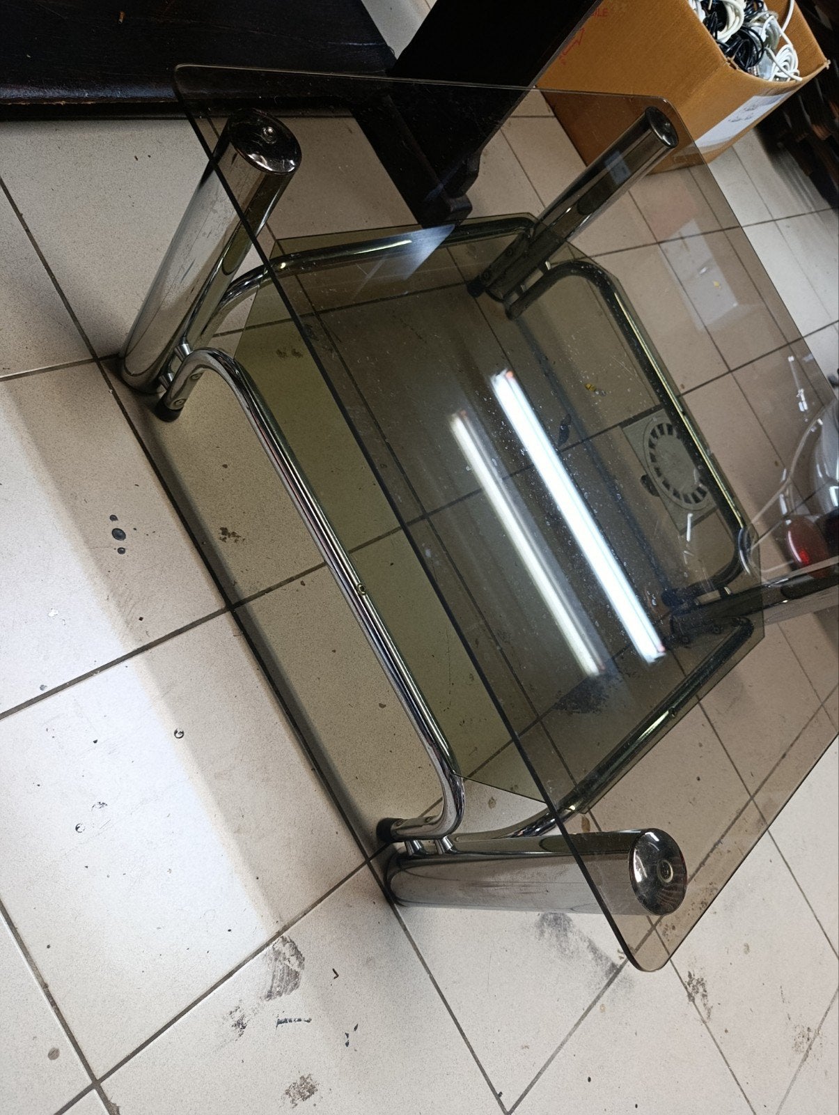 Table basse vintage en verre fumé et métal chromé années 70, Enlèvement