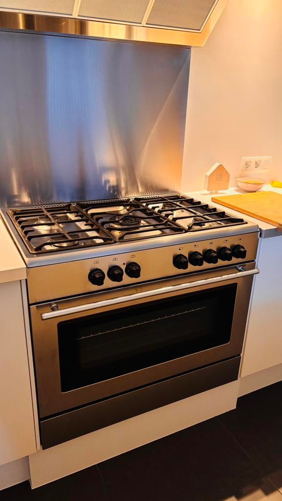 Fornuis 5 pits met elektrische oven + rvs spatwand, Ophalen, Zo goed als nieuw, Gas, 90 tot 95 cm