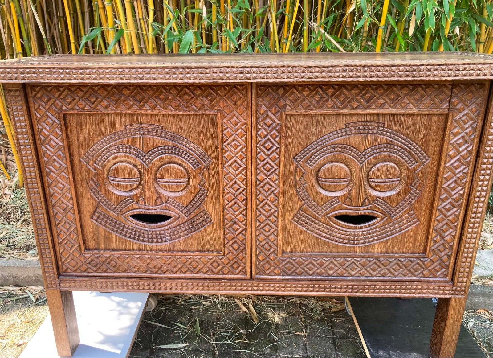Brutalistisch tv-meubel/gesneden hout Congo jaren 50 60, Antiek en Kunst, Antiek | Meubels | Kasten, Ophalen