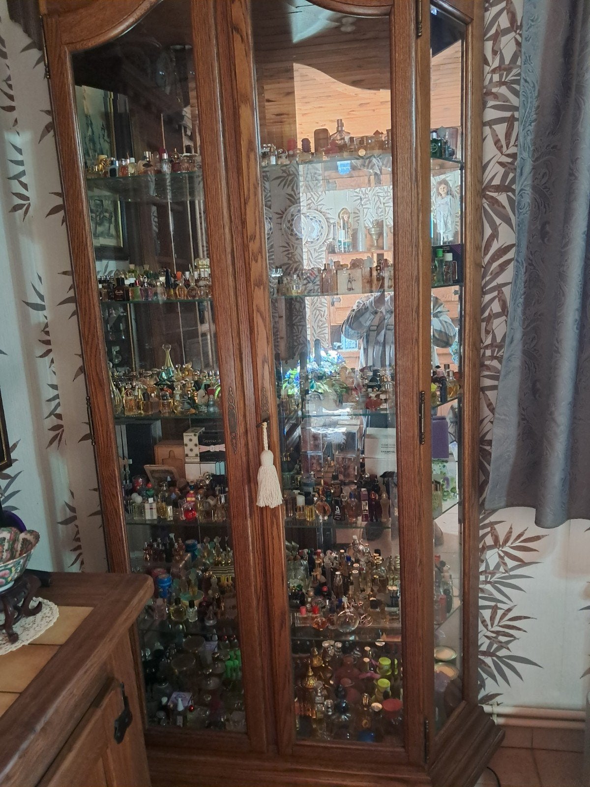 vitrine h 2m lg 1m profondeur 34 cm avec cllection  parfum, Avec porte(s), Comme neuf, 50 à 100 cm, 25 à 50 cm
