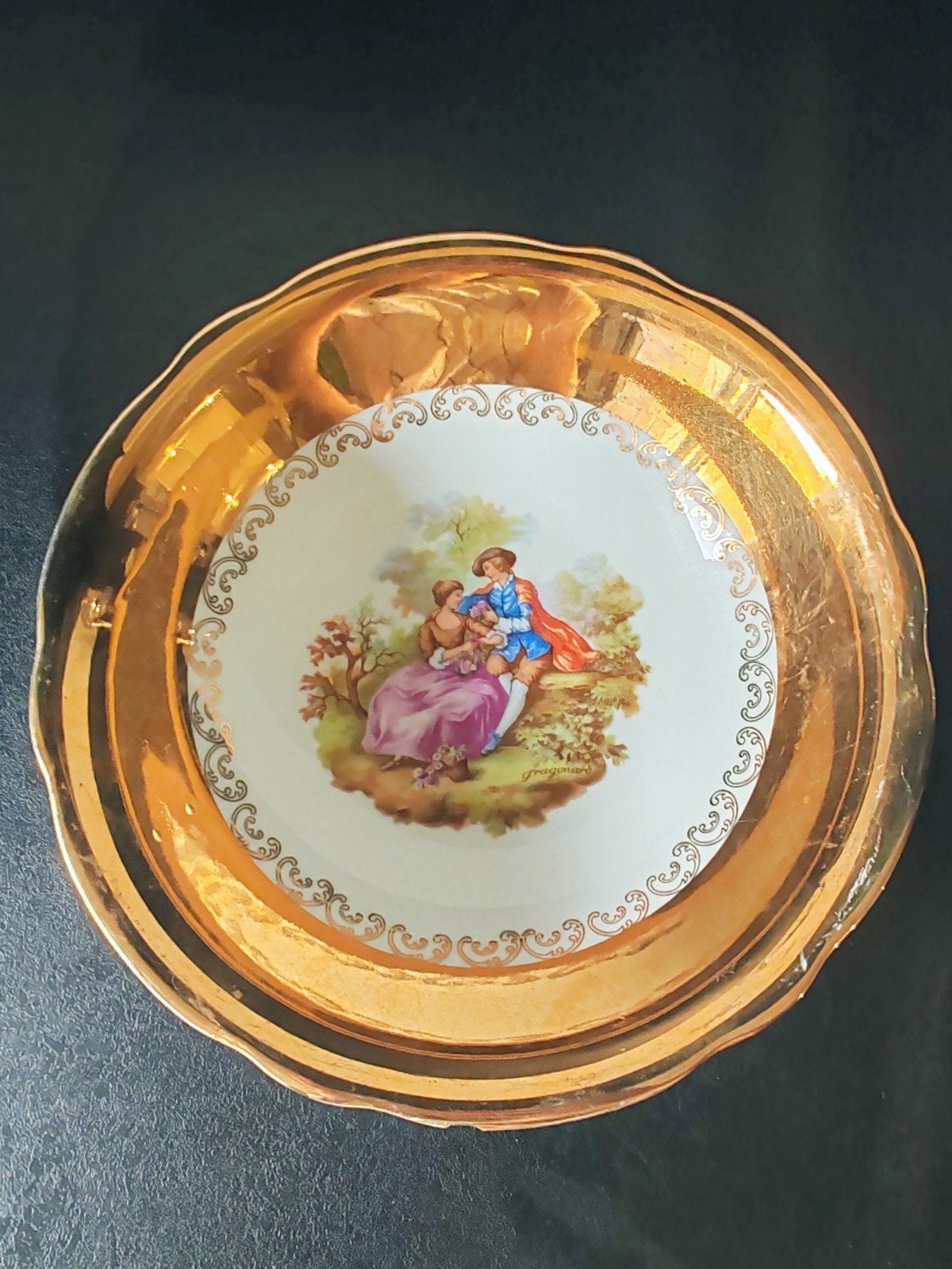 vasque vintage en porcelaine de Bavière dorée scène galante, Antiquités & Art, Enlèvement ou Envoi