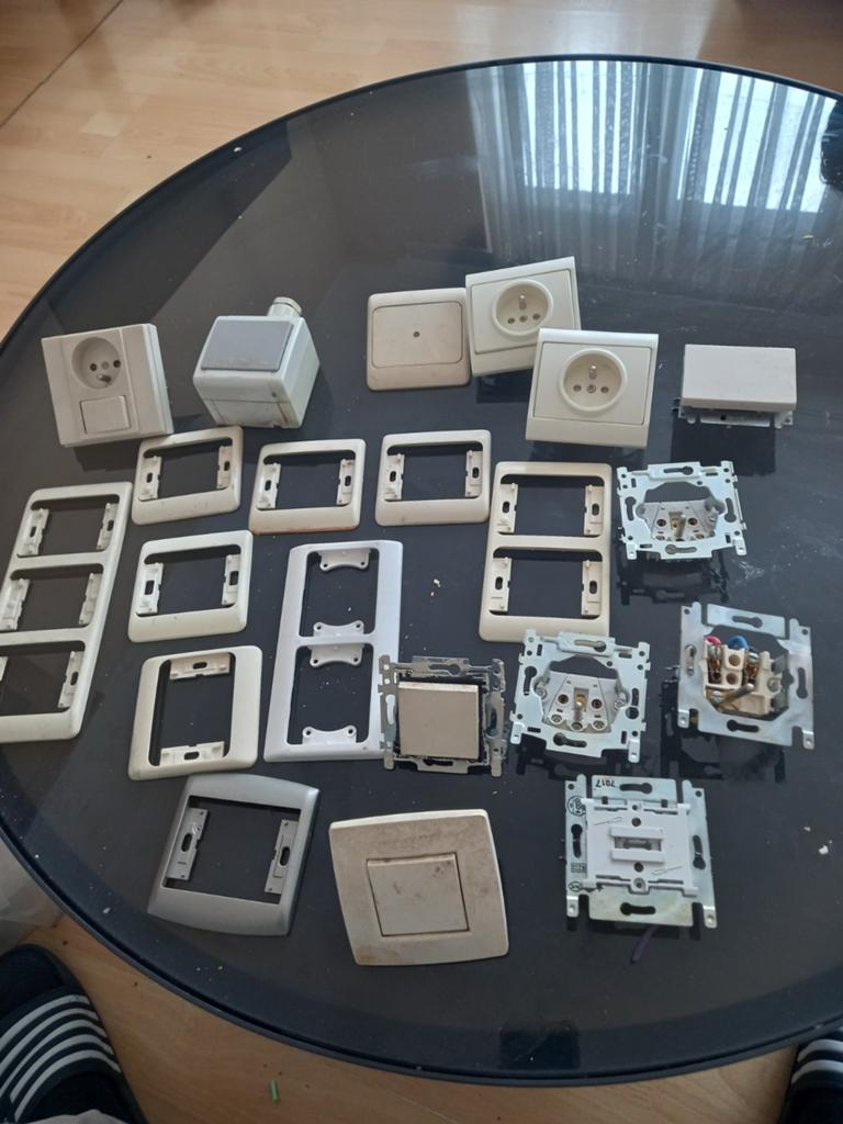 lot 21 diverse elektrische onderdelen