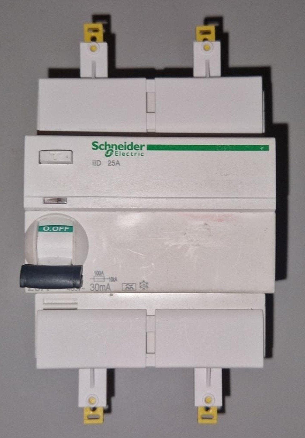 Resi9 Differentieelschakelaar 4P 25A Gevoeligheid=30mA
Dif v, Ophalen