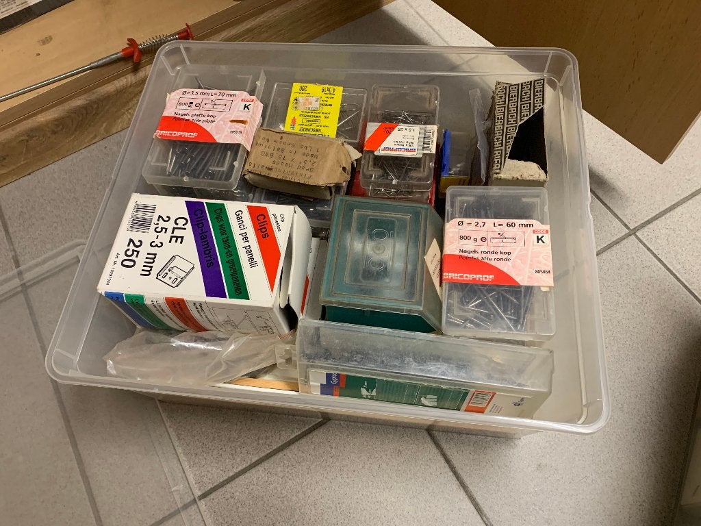 Pakket nagels en vijzen, Ophalen