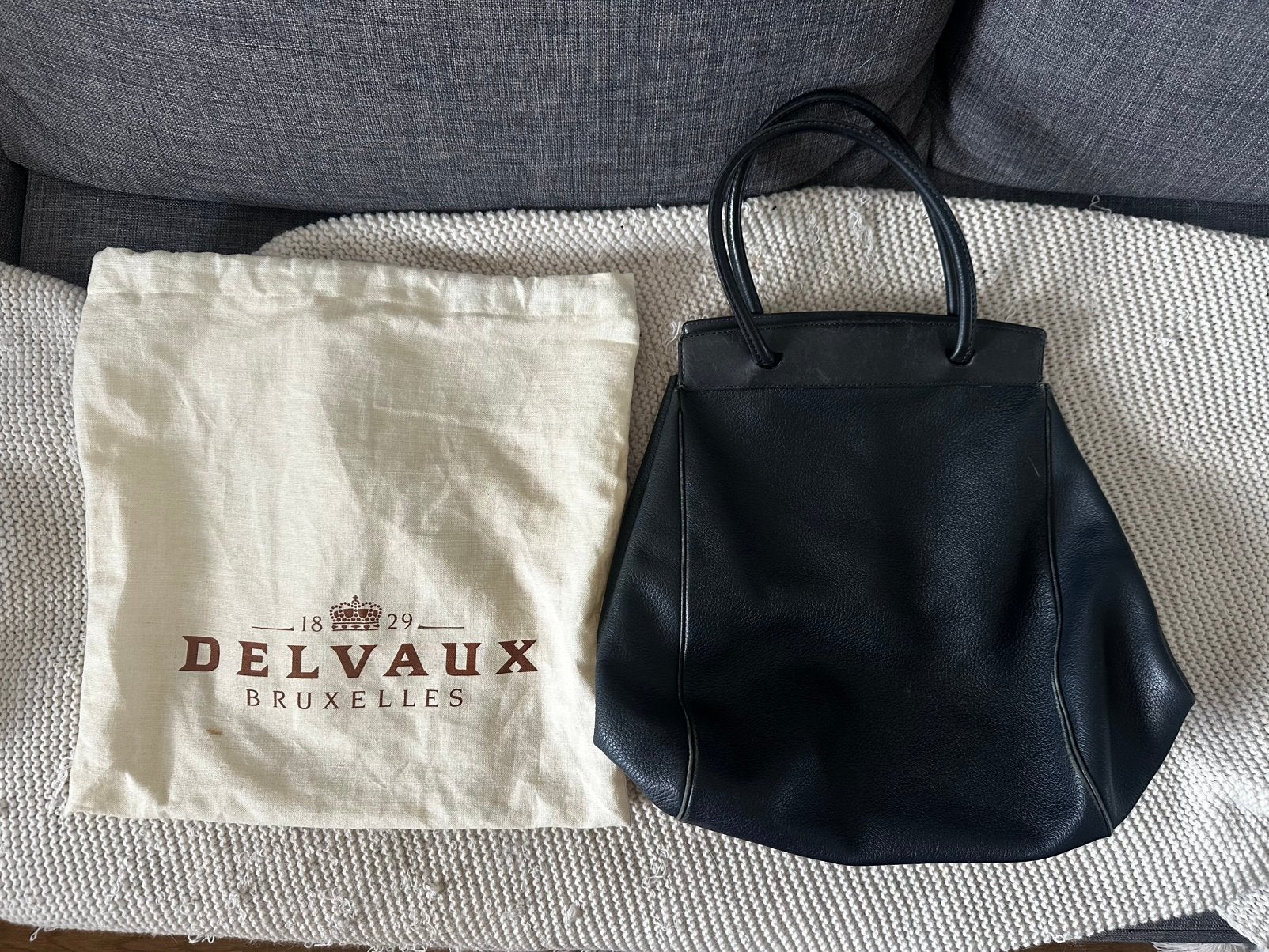 Delvaux handtas donkerblauw (groot model), Bijoux, Sacs & Beauté, Sacs | Sacs Femme, Enlèvement ou Envoi, Comme neuf, Bleu, Sac à main