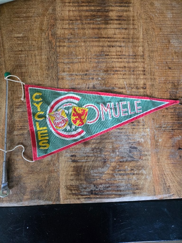 Koloniaal flandria fietsvlaggetje, Collections, Enlèvement