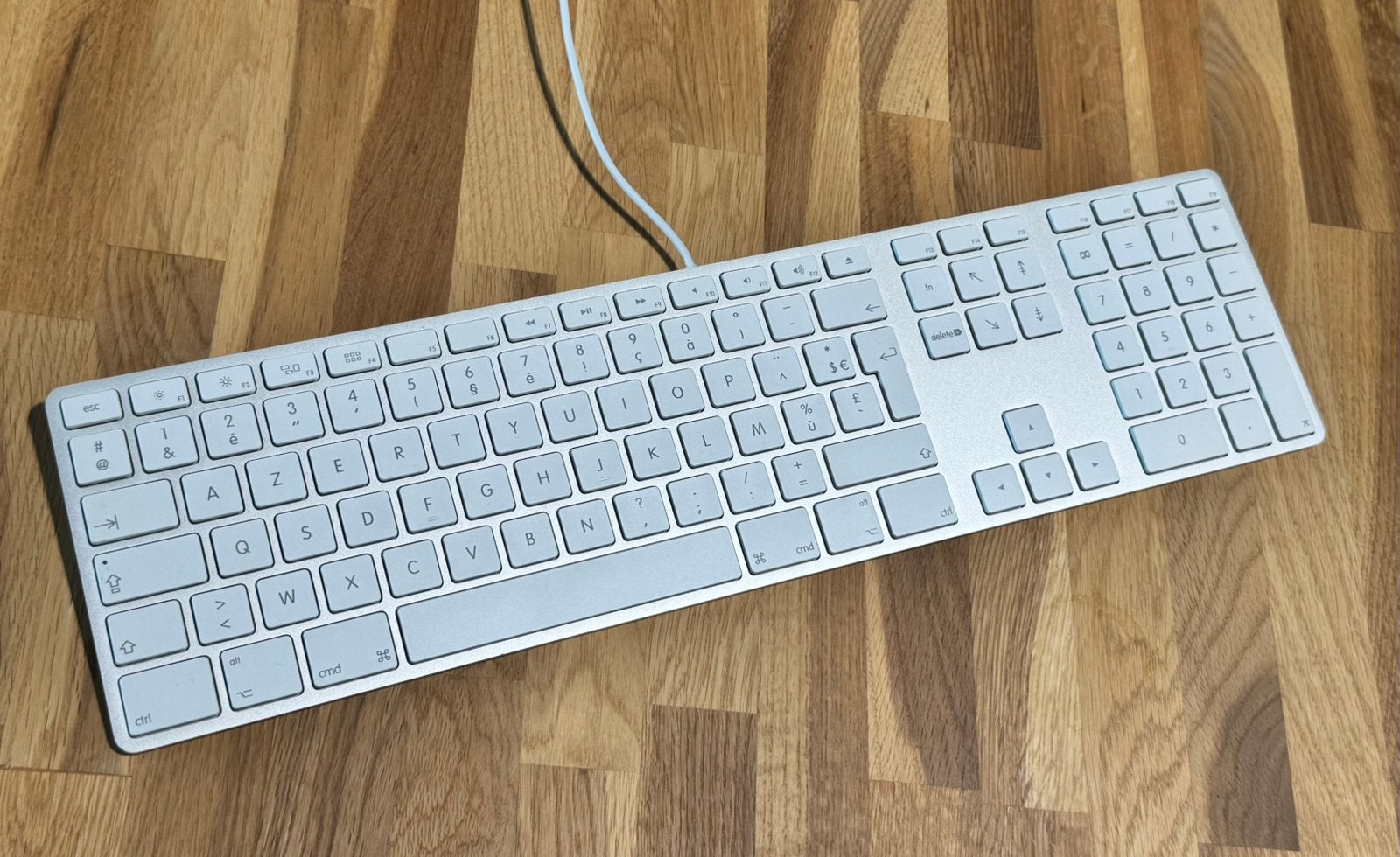 Apple Keyboard USB AZERTY met numeriek toetsenbord – A1243, Computers en Software, Numeriek gedeelte, Azerty, Ophalen of Verzenden